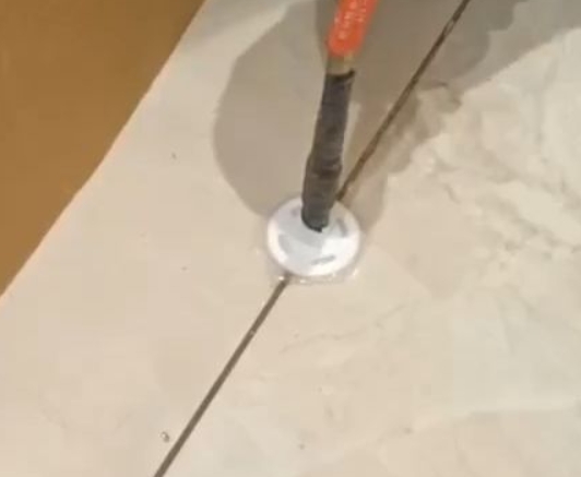 察哈尔右翼中瓷砖空鼓维修公司专业解答瓷砖在铺贴过程中，如果没有涂抹均匀到位的粘结材料（如水泥砂浆或瓷砖胶），可能会导致以下问题